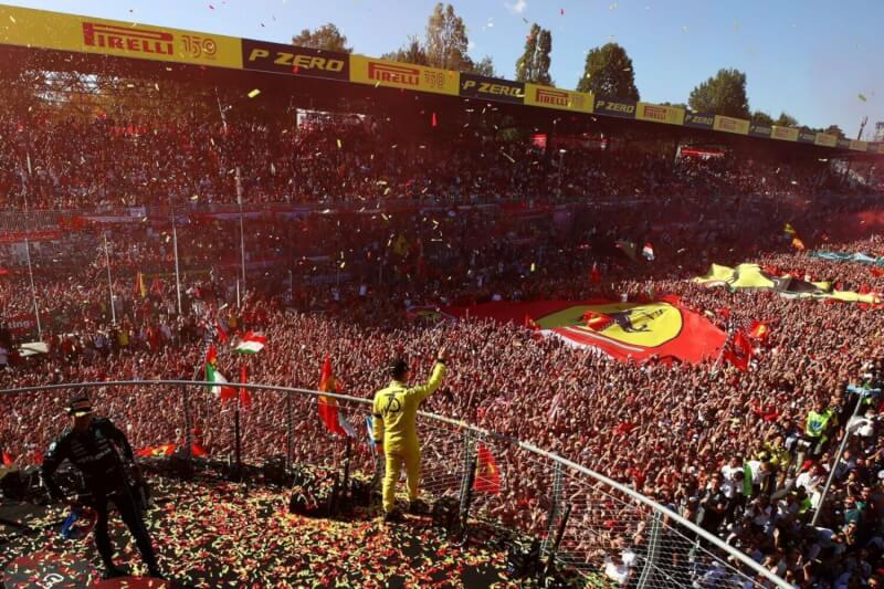 crowd podium e1682587708399